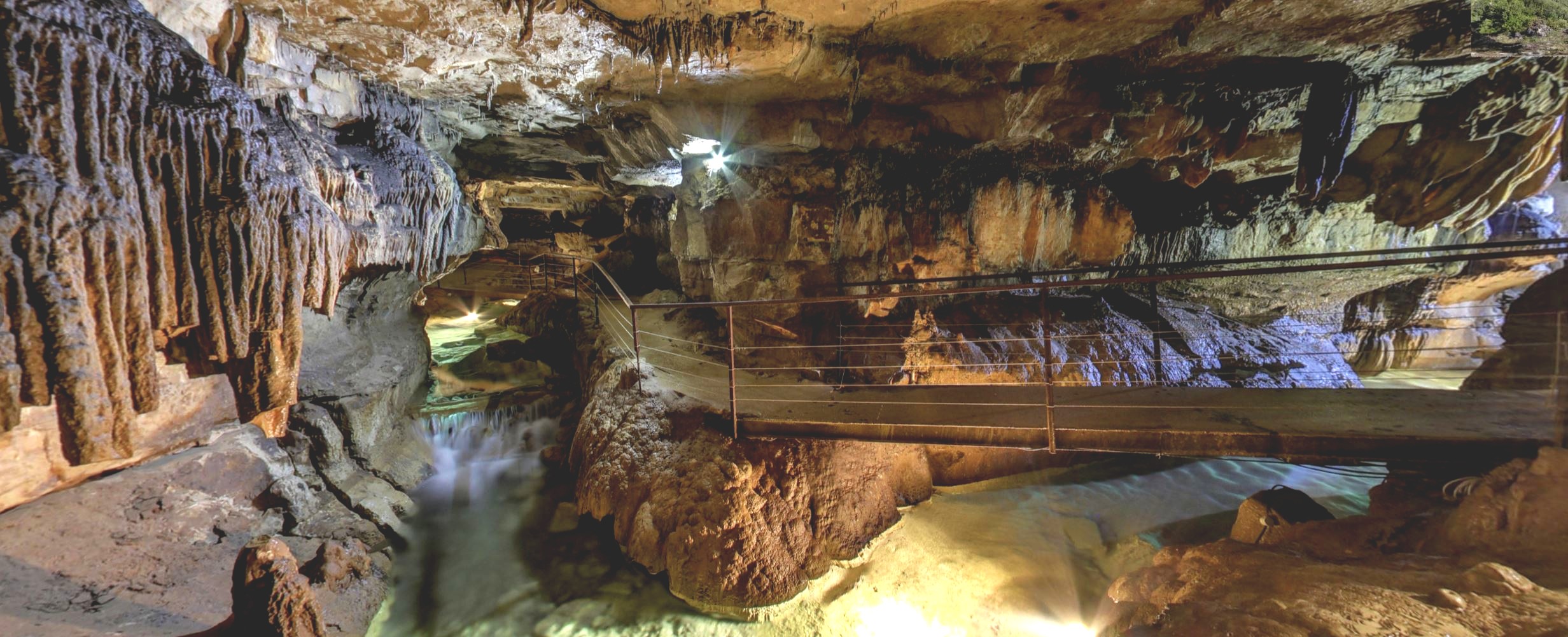 La rivière souterraine de Labeil. LARZAC.