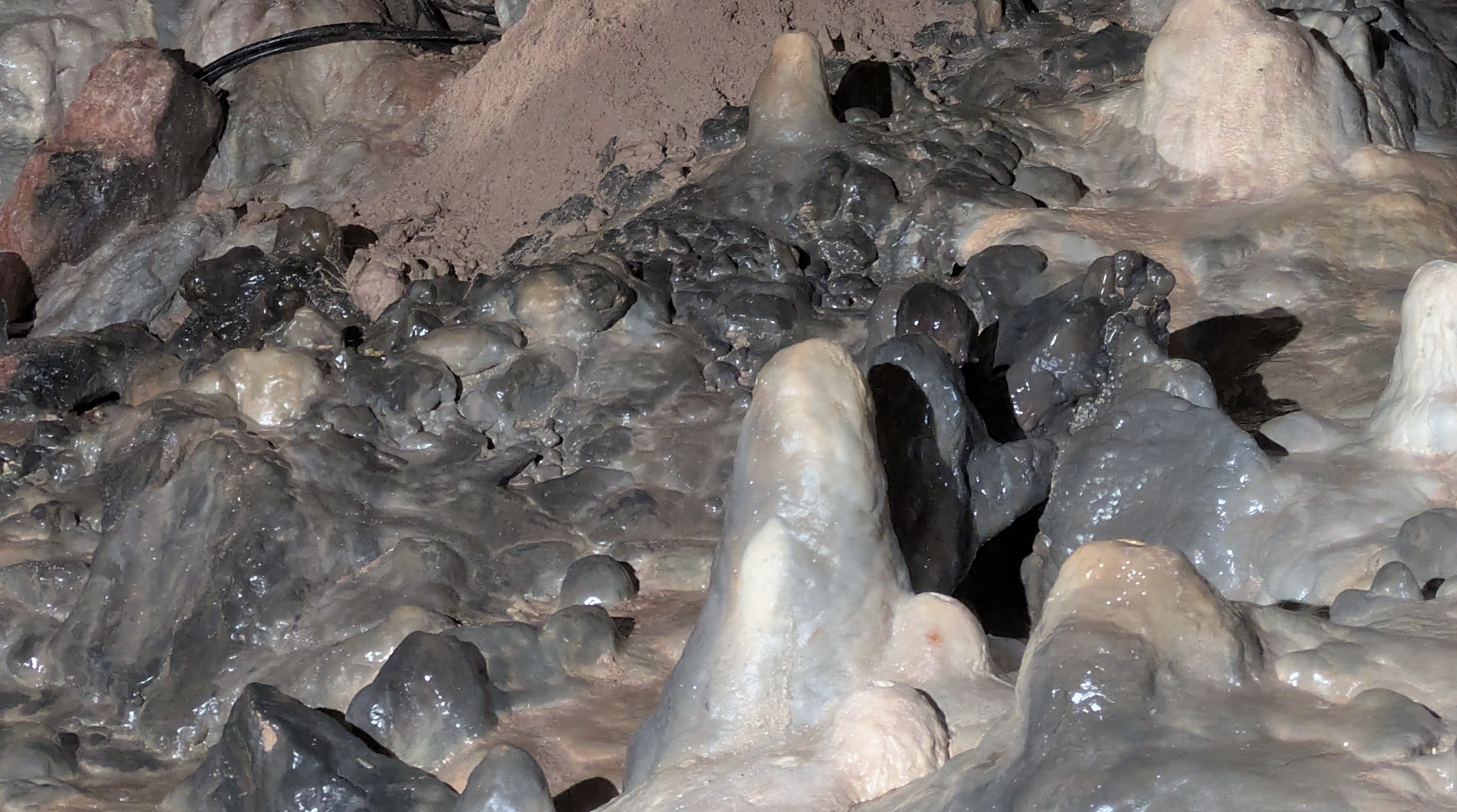 Coloration oxyde de manganése.